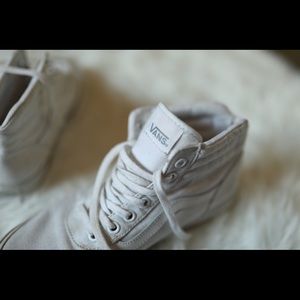 Vans- White Hightop Women’s 7
